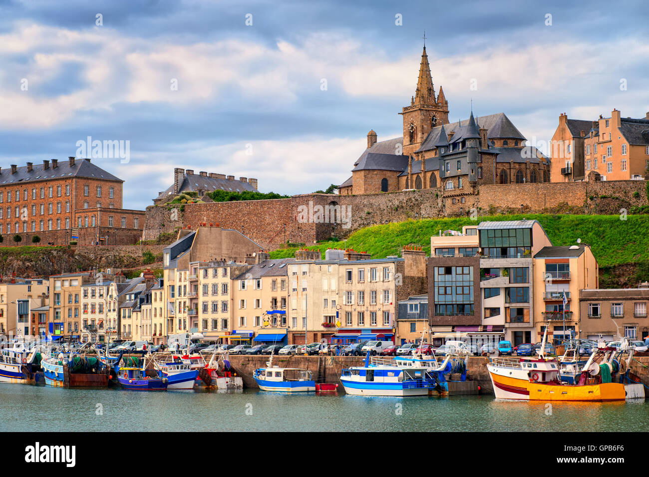 Chiesa gotica sulla collina e barche di pescatori nella città di Porto di Granville, Normandia, Francia Foto Stock