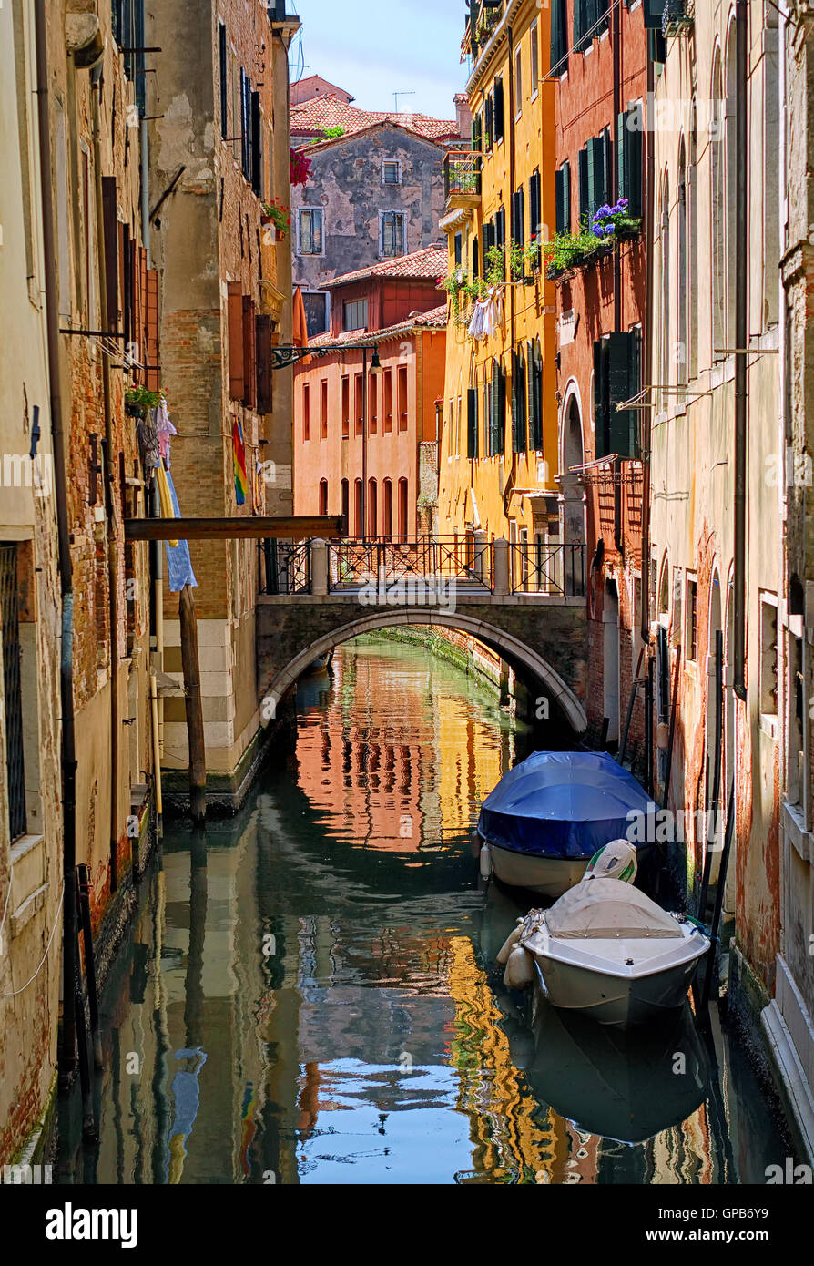Colorate case tradizionali su un canale stretto water street a Venezia, Italia Foto Stock