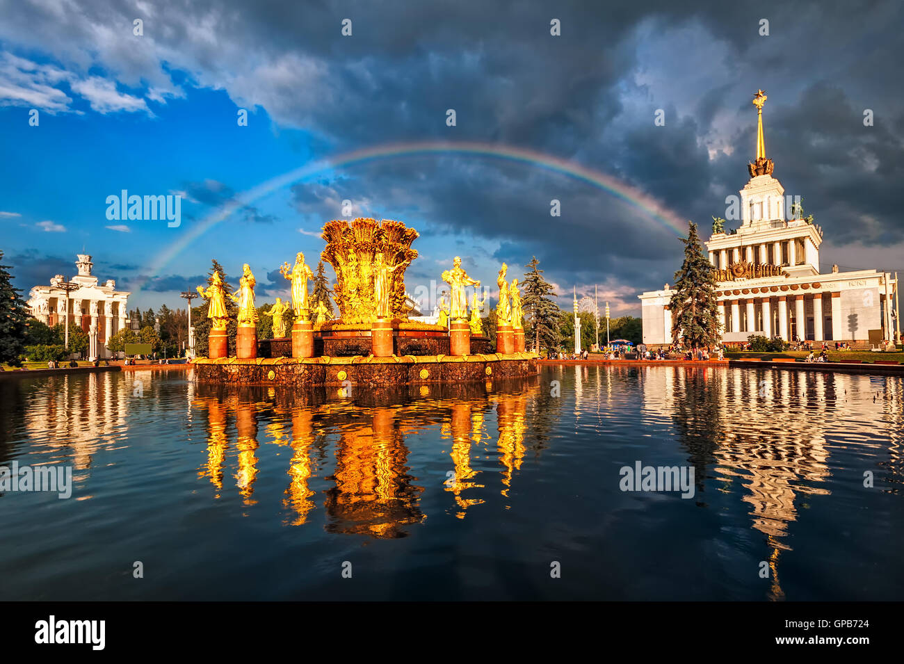 Rainbow su golden fontana e neo classica pavillon presso il National Exhibition Centre, Mosca, Russia Foto Stock
