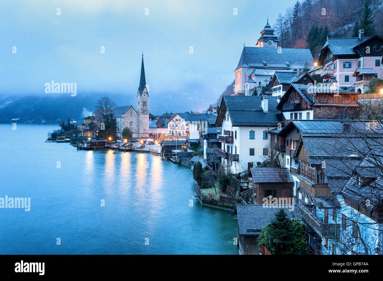 Hallstatt, Salzkammergut, Austria, in blu misty. La luce del mattino. UNESCO patrimonio di cultura sito nelle vicinanze di Salisburgo. Foto Stock