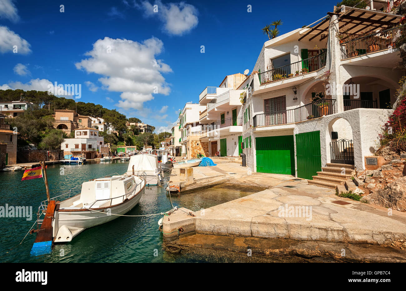 Bianco tradizionale spagnolo ville in Cala Figuera sul Mare Mediterraneo, Mallorca, Spagna Foto Stock
