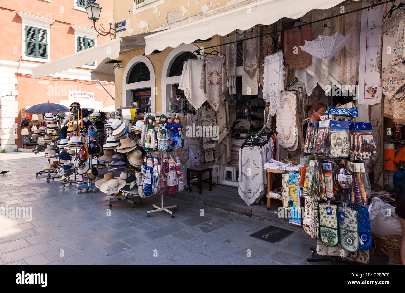 Negozi di souvenir a Corfù città vecchia di Corfù, Grecia Foto Stock