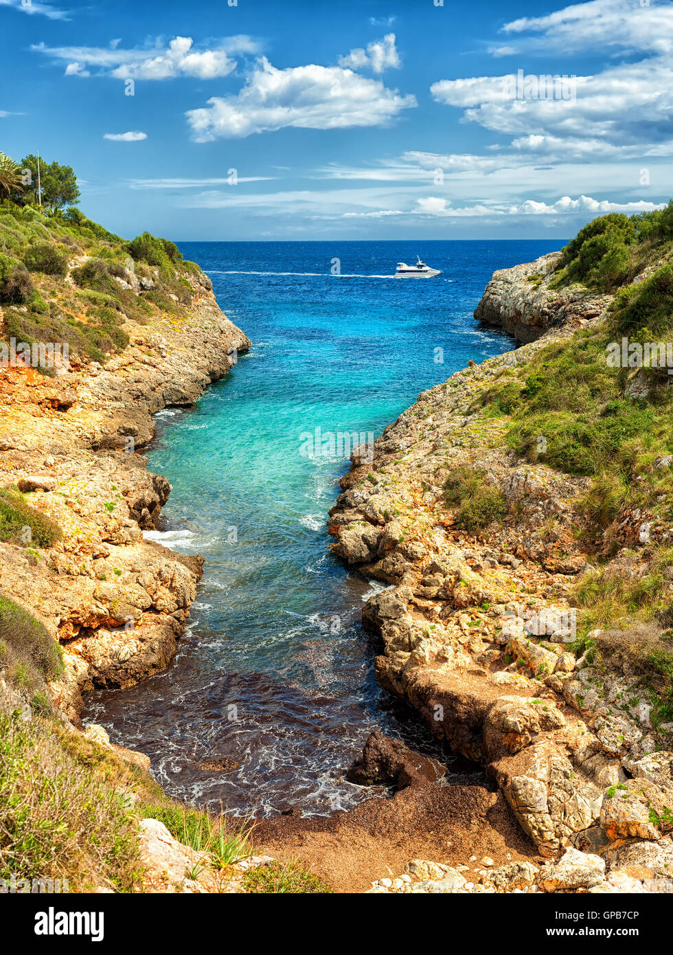 Piccola spiaggia in laguna rocciosa sul Mare Mediterraneo, Cala Manacor, Porto Cristo, isola di Mallorca, Spagna Foto Stock