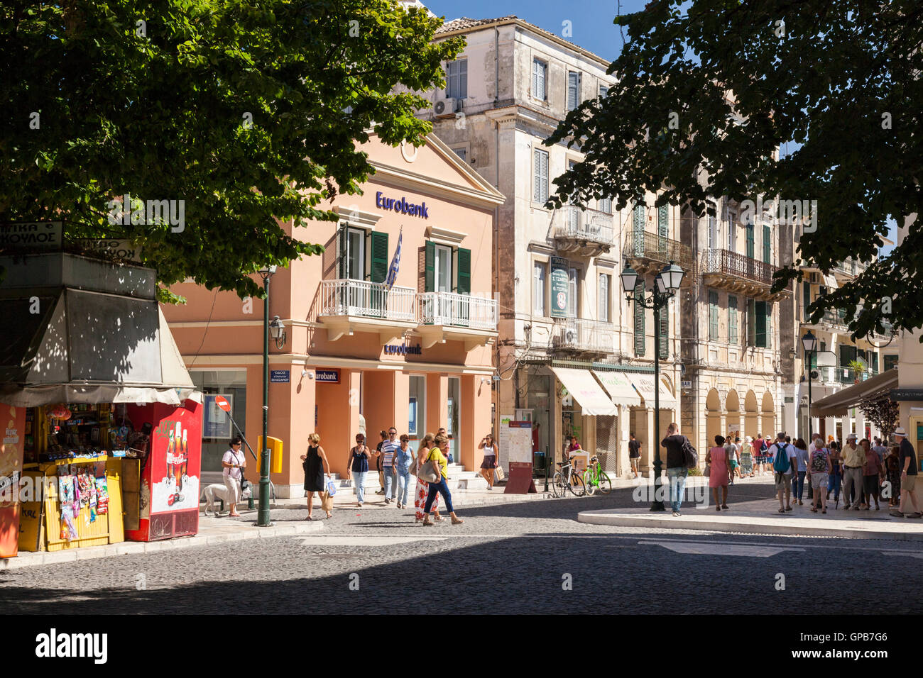 Gli amanti dello shopping e il turista nella città di Corfù, estate, Corfù, Grecia Foto Stock