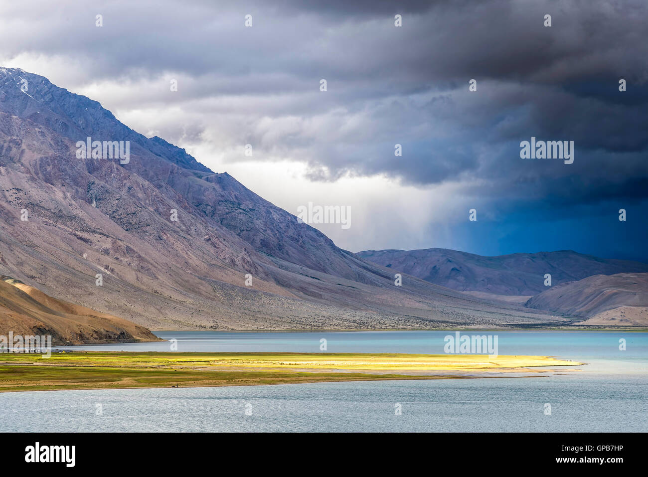 Una tempesta si avvicina Tso Moriri lago in Ladakh, India. La funzionalità TSO Moriri è un lago in Ladakhi parte del Changthang Plateau. Foto Stock