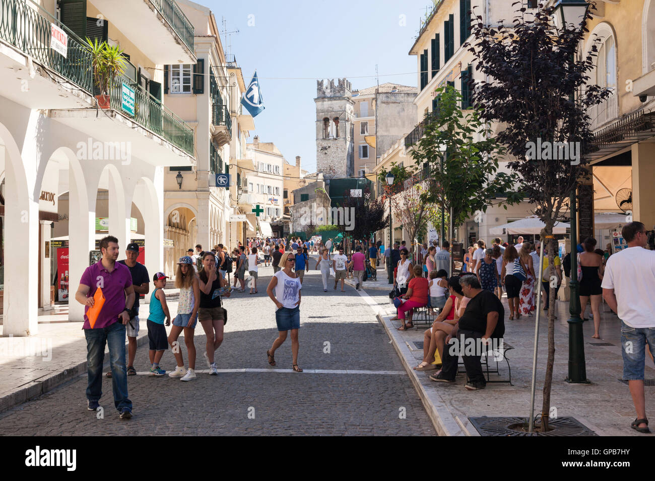 La gente lo shopping e le visite turistiche a Corfù città vecchia di Corfù, Grecia Foto Stock