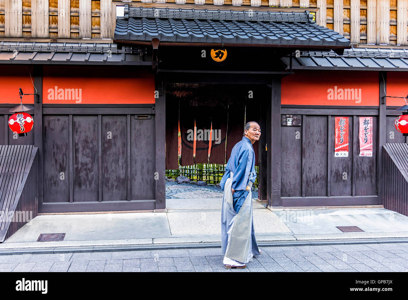 Kyoto, Giappone - 23 Aprile 2014: il vecchio uomo di fronte Ichiriki Chaya entrata nel quartiere di Gion. Foto Stock