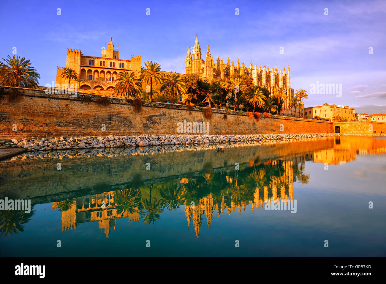 Cattedrale gotica La Seu in Palma de Mallorca, Spagna, riflettendo nel lago di acqua nella luce del tramonto Foto Stock