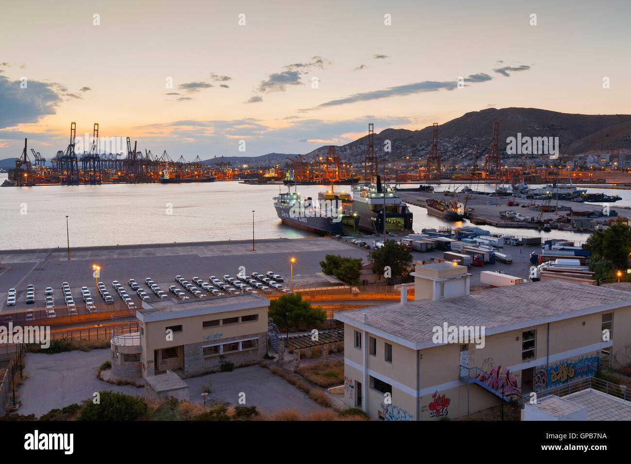 Porto del Pireo come visto da KERATSINI, Atene. Foto Stock