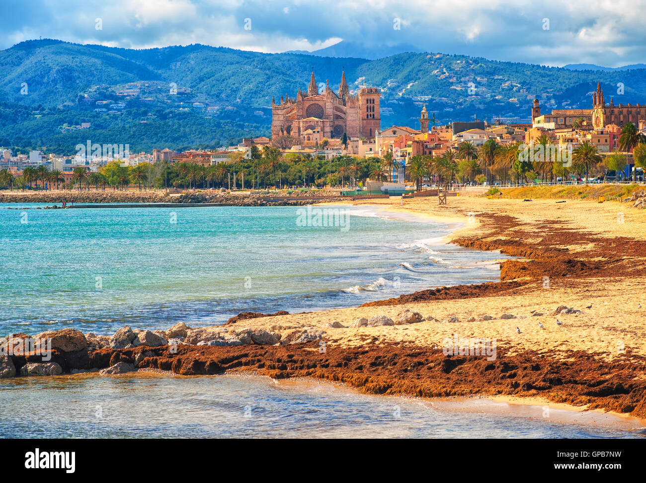 Spiaggia di sabbia in Palma de Mallorca, Cattedrale gotica La Seu in background, Spagna Foto Stock