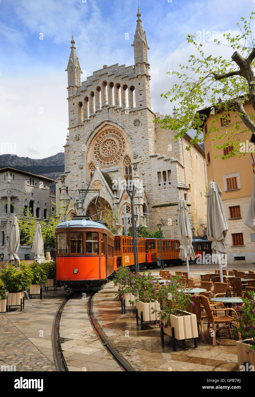 Vecchio tram nel centro di Soller nella parte anteriore del medievale Duomo gotico con enorme rosone, Mallorca, Spagna Foto Stock