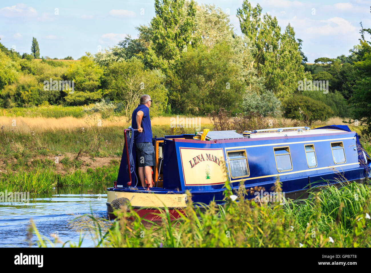 Narrowboat piacevole crociera sul Wey Navigation vicino a inviare, Surrey in una giornata di sole con cielo blu in estate Foto Stock