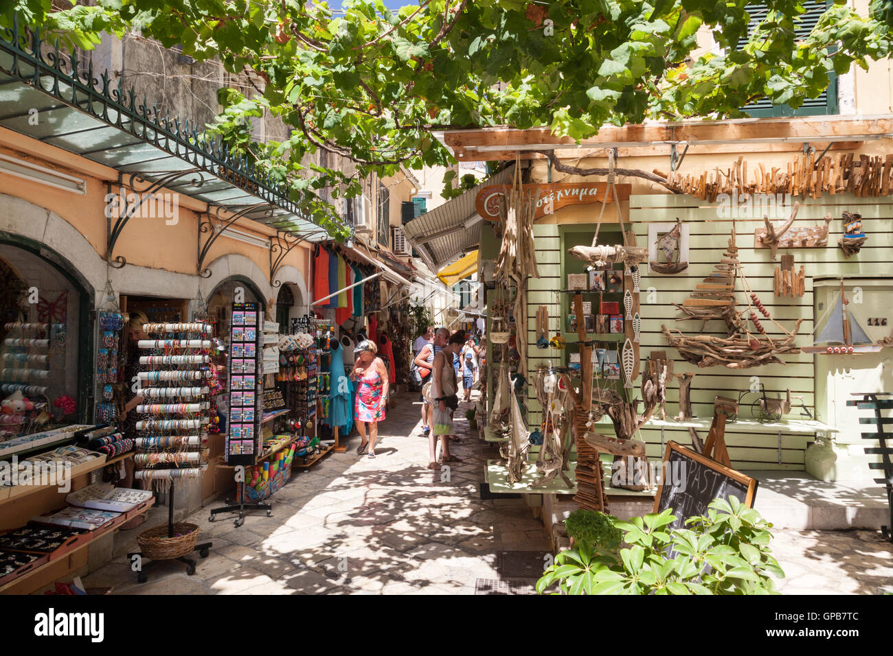 Tourist shopping nella città di Corfù, Corfù, Grecia Foto Stock