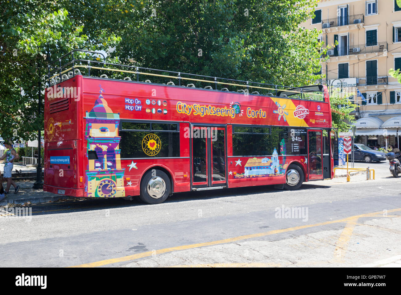 Red City Sightseeing Bus parcheggiato nella città di Corfù, Corfù, Grecia Foto Stock