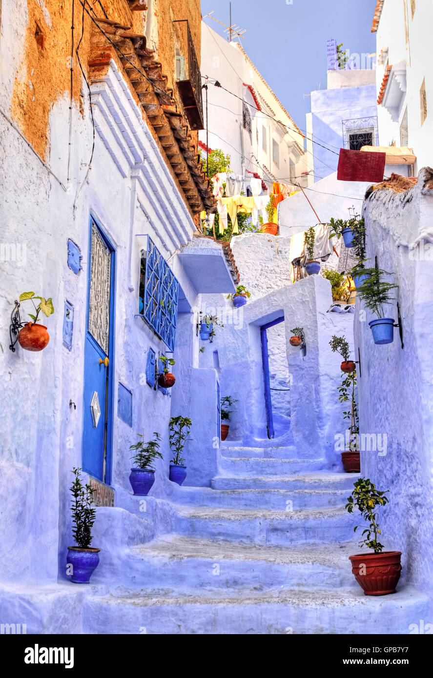 Street con scale nella medina di marocchino città blu Chefchaouen Foto Stock