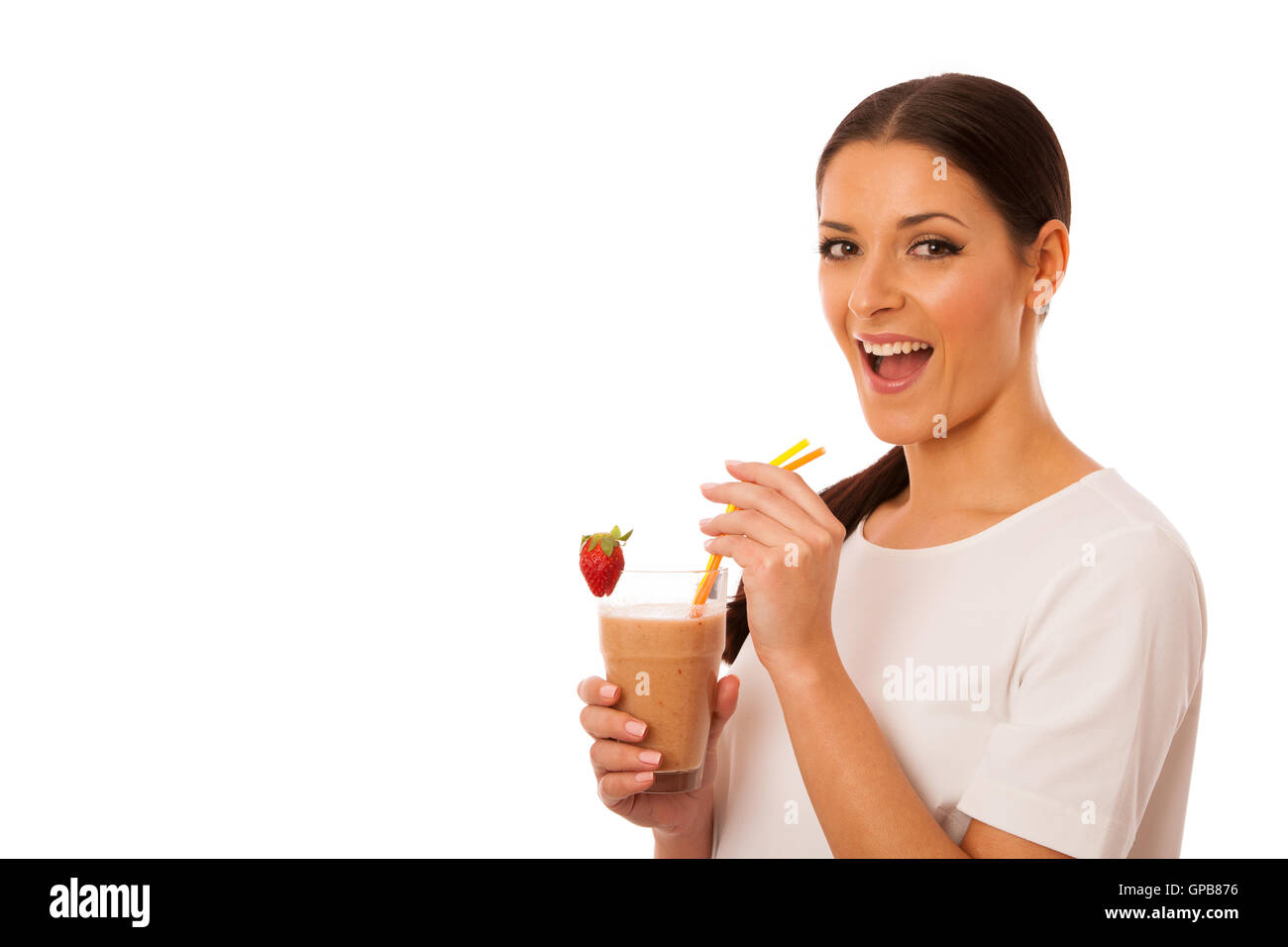 Donna entusiasta di frutta fresca frullato pasto sano isolato su bianco. Foto Stock