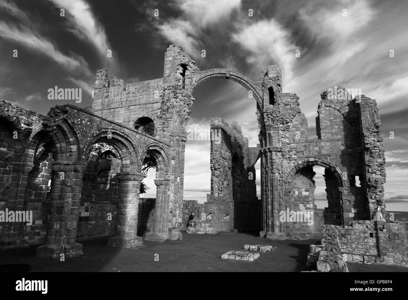 Lindisfarne Priory sull Isola Santa di Lindisfarne, Northumberland, North East England, Regno Unito Foto Stock