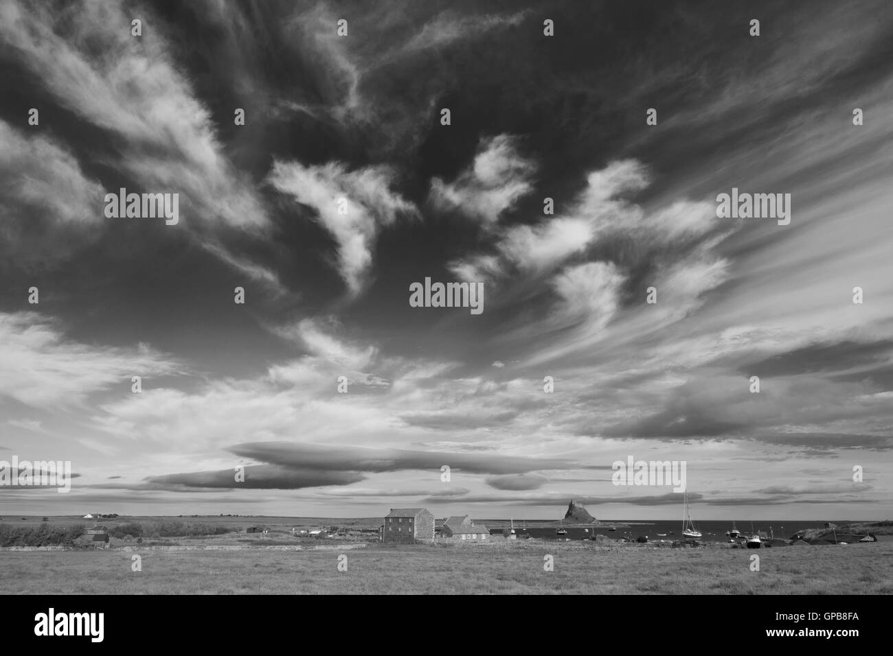 Skyscape sull Isola Santa di Lindisfarne, Northumberland, North East England, Regno Unito Foto Stock