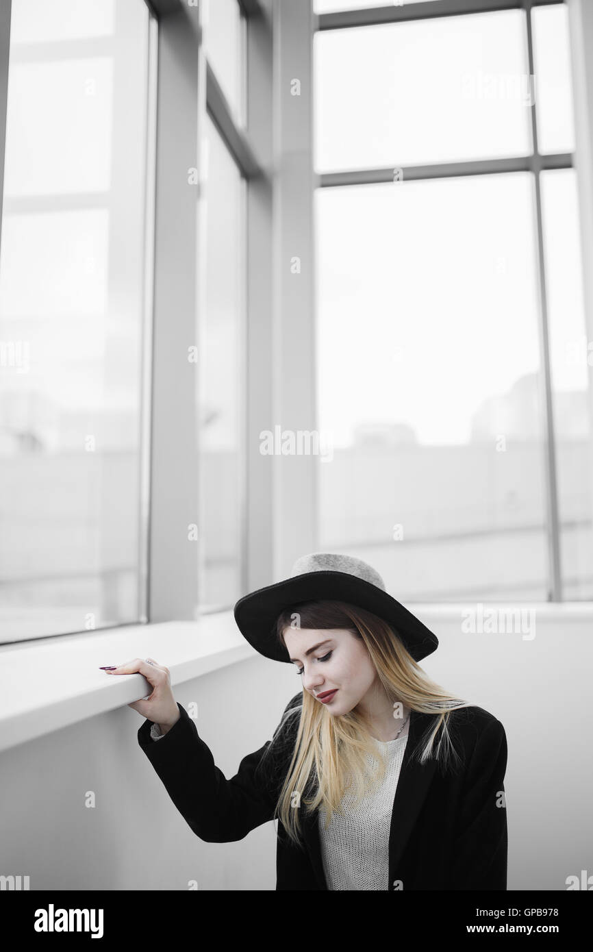 Ragazza fashiom black hat blonde modello bianco Foto Stock