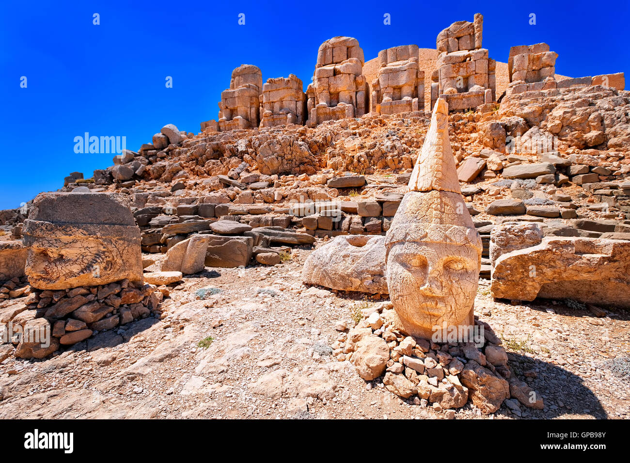 Statue antiche sulla sommità del monte Nemrut a sunrise, Turchia Foto Stock