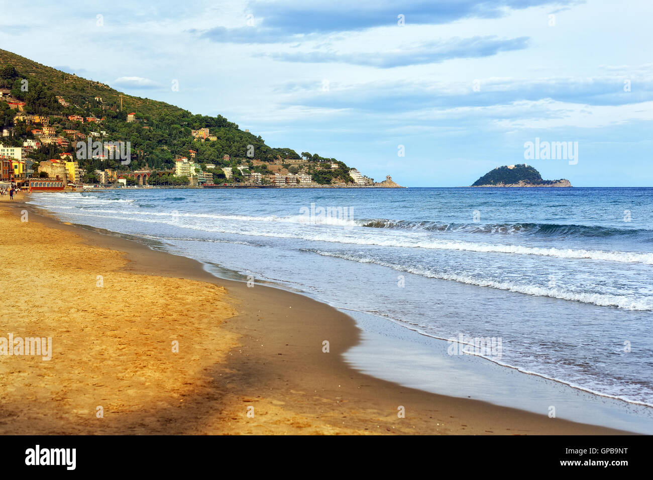 Spiaggia di sabbia sulla costa mediterranea della Riviera italiana da Imperia, Italia Foto Stock