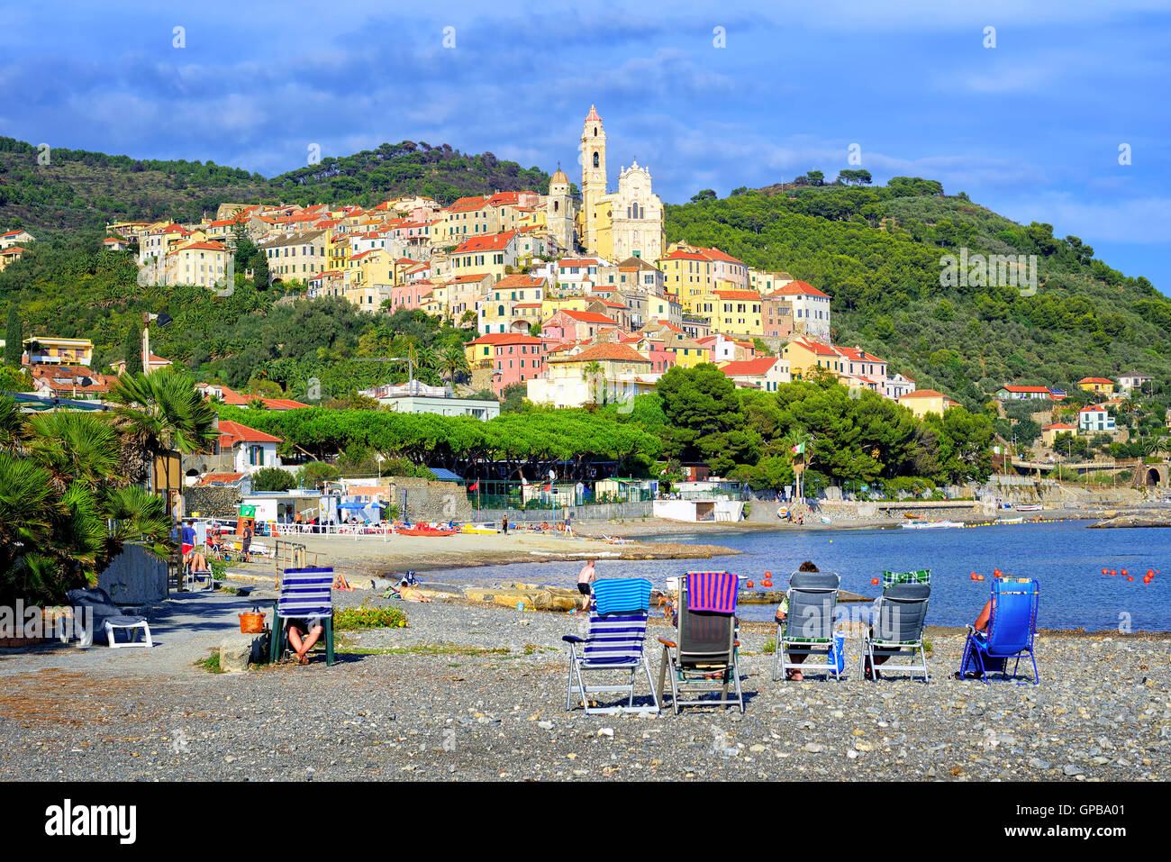 Una spiaggia sulla costa mediterranea della Riviera italiana da Cervo, Italia Foto Stock