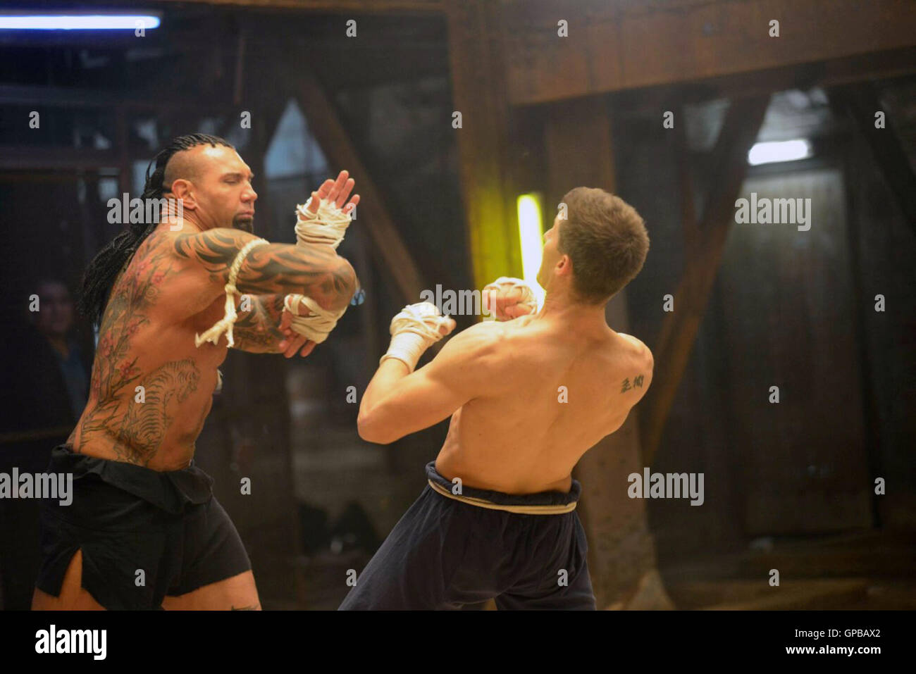 Kickboxer: La vendetta è un 2016 American arti marziali film diretto da John Stockwell, e interpretato da Alain Moussi, Jean-Claude Van Damme (chi ha giocato Kurt Sloane in originale Kickboxer film della serie), Dave Bautista, Gina Carano, Georges St-Pierre e Darren Shahlavi. Questa fotografia è per il solo uso editoriale ed è il copyright del film company e/o il fotografo assegnato dal film o società di produzione e può essere riprodotto solo da pubblicazioni in congiunzione con la promozione del film di cui sopra. Un credito per il film company è richiesto. Il fotografo deve anche essere cre Foto Stock