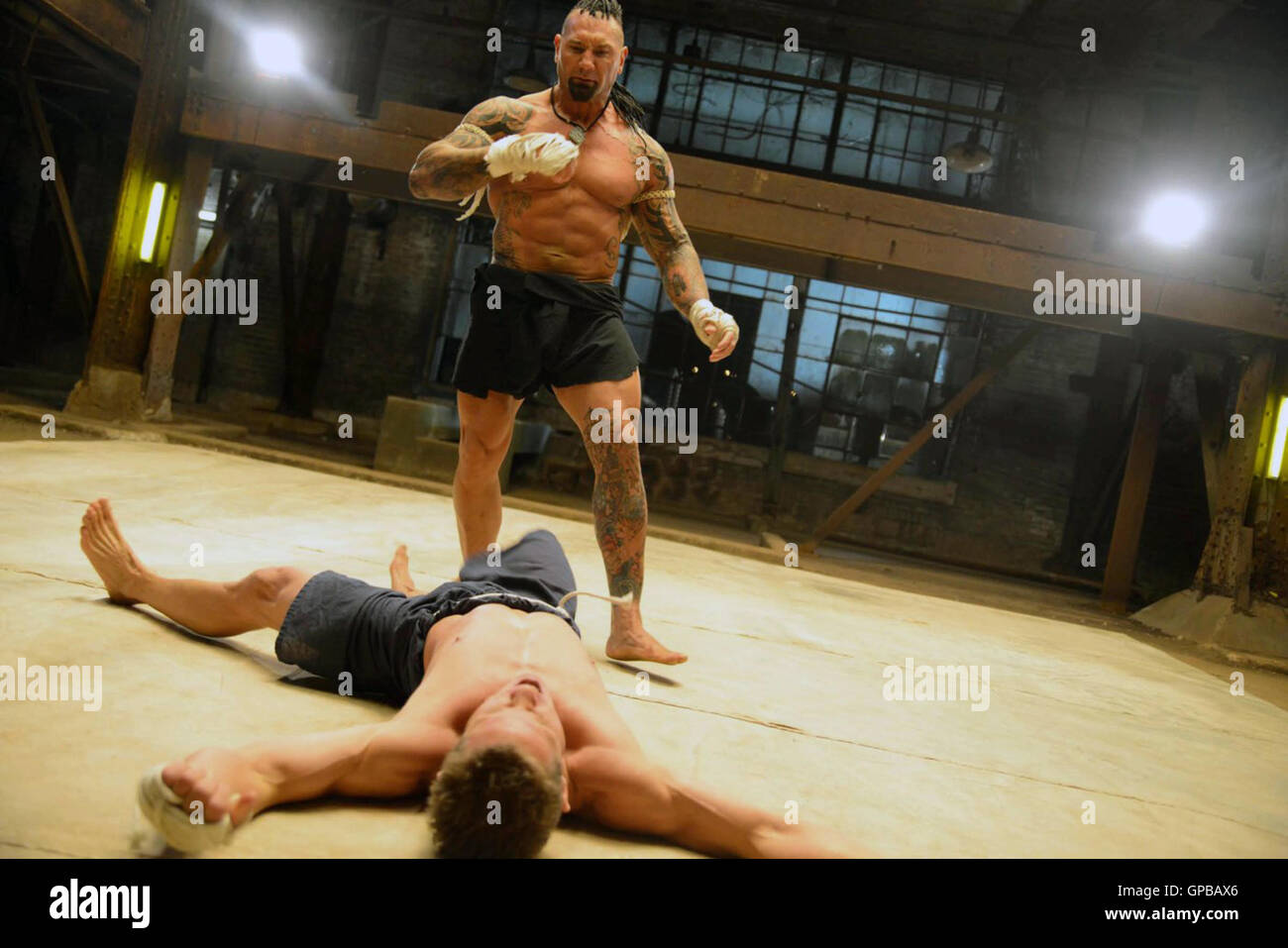 Kickboxer: La vendetta è un 2016 American arti marziali film diretto da John Stockwell, e interpretato da Alain Moussi, Jean-Claude Van Damme (chi ha giocato Kurt Sloane in originale Kickboxer film della serie), Dave Bautista, Gina Carano, Georges St-Pierre e Darren Shahlavi. Questa fotografia è per il solo uso editoriale ed è il copyright del film company e/o il fotografo assegnato dal film o società di produzione e può essere riprodotto solo da pubblicazioni in congiunzione con la promozione del film di cui sopra. Un credito per il film company è richiesto. Il fotografo deve anche essere cre Foto Stock