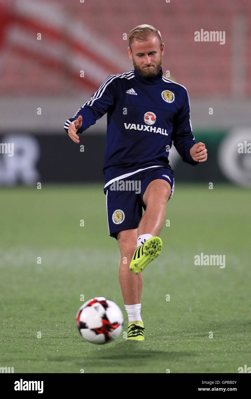 Barry Bannan in Scozia durante una sessione di allenamento allo Stadio Nazionale Ta'Qali di Malta. PREMERE ASSOCIAZIONE foto. Data foto: Sabato 3 settembre 2016. Guarda la storia della Pennsylvania Soccer Scotland. Il credito fotografico deve essere: John Walton/PA Wire. RESTRIZIONI: L'uso è soggetto a restrizioni. Solo per uso editoriale. Uso commerciale solo previo consenso scritto della fa scozzese. Chiamare il numero +44 (0)1158 447447 per ulteriori informazioni. Foto Stock Barry Bannan in Scozia durante una sessione di allenamento allo Stadio Nazionale Ta'Qali di Malta. PREMERE ASSOCIAZIONE foto. Data foto: Sabato 3 settembre 2016. Guarda la storia della Pennsylvania Soccer Scotland. Il credito fotografico deve essere: John Walton/PA Wire. RESTRIZIONI: L'uso è soggetto a restrizioni. Solo per uso editoriale. Uso commerciale solo previo consenso scritto della fa scozzese. Chiamare il numero +44 (0)1158 447447 per ulteriori informazioni. Foto Stock