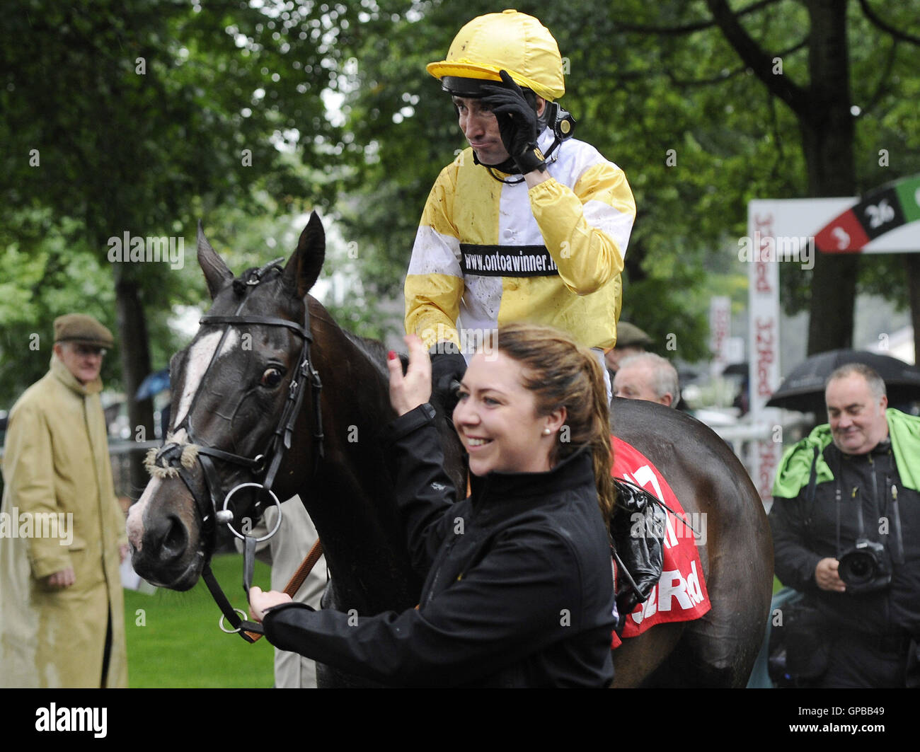 Serena riflessione e Dougie Costello tornare ai vincitori contenitore dopo la loro vittoria nel 32 Red Sprint Cup Stakes a Haydock Racecouse. Stampa foto di associazione. Picture Data: Sabato 3 settembre, 2016. Vedere la storia di PA RACING Haydock. Foto di credito dovrebbe leggere: John Giles/PA FILO Foto Stock