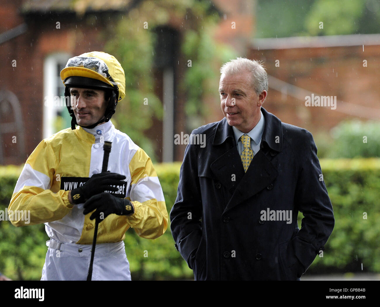 Il trainer di serena riflessione Karl Burke con il suo fantino Dougie Costello prima del loro cavallo andò su Win 32 Red Sprint Cup Stakes a Haydock Racecouse. Stampa foto di associazione. Picture Data: Sabato 3 settembre, 2016. Vedere la storia di PA RACING Haydock. Foto di credito dovrebbe leggere: John Giles/PA FILO Foto Stock