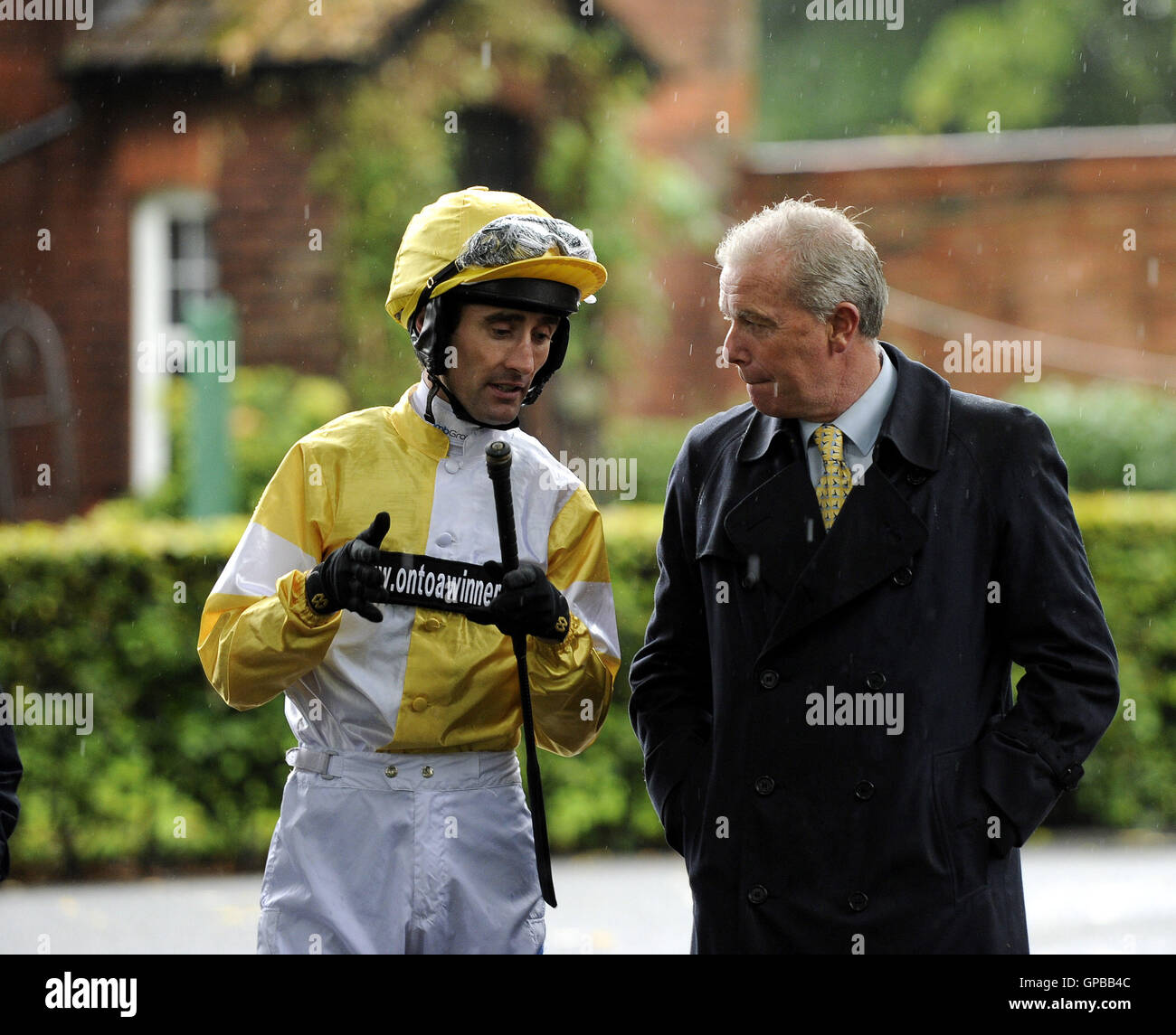 Il trainer di serena riflessione Karl Burke con il suo fantino Dougie Costello prima del loro cavallo andò su Win 32 Red Sprint Cup Stakes a Haydock Racecouse. Stampa foto di associazione. Picture Data: Sabato 3 settembre, 2016. Vedere la storia di PA RACING Haydock. Foto di credito dovrebbe leggere: John Giles/PA FILO Foto Stock