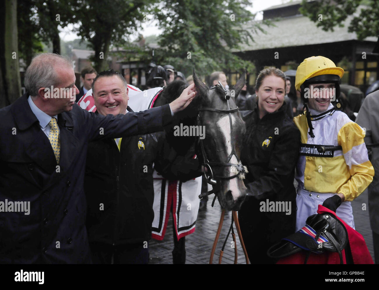 Il trainer di serena riflessione Karl Burke con il suo fantino Dougie Costello nel contenitore dei vincitori dopo la loro vittoria nel 32 Red Sprint Cup Stakes a Haydock Racecouse. Stampa foto di associazione. Picture Data: Sabato 3 settembre, 2016. Vedere la storia di PA RACING Haydock. Foto di credito dovrebbe leggere: John Giles/PA FILO Foto Stock