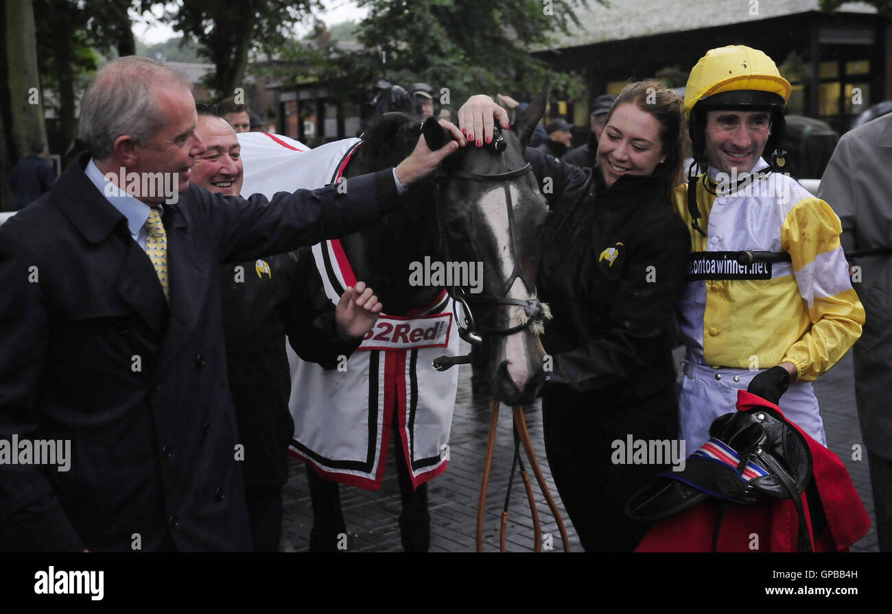 Il trainer di serena riflessione Karl Burke con il suo fantino Dougie Costello nel contenitore dei vincitori dopo la loro vittoria nel 32 Red Sprint Cup Stakes a Haydock Racecouse. Stampa foto di associazione. Picture Data: Sabato 3 settembre, 2016. Vedere la storia di PA RACING Haydock. Foto di credito dovrebbe leggere: John Giles/PA FILO Foto Stock