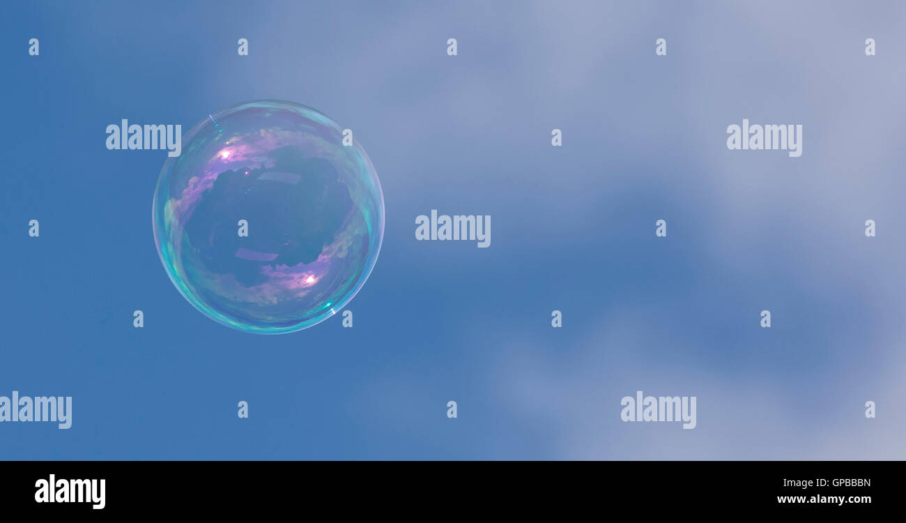 Bubble galleggianti in un cielo blu con nuvole Foto Stock