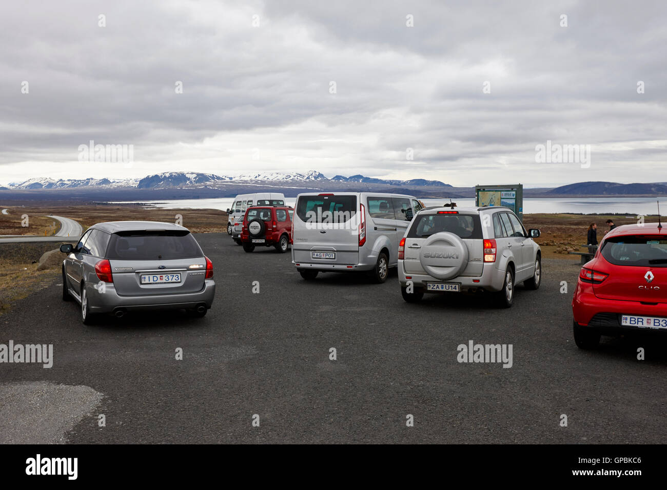 Tourist auto parcheggiata in un layby sul Golden Circle Route in Islanda Foto Stock