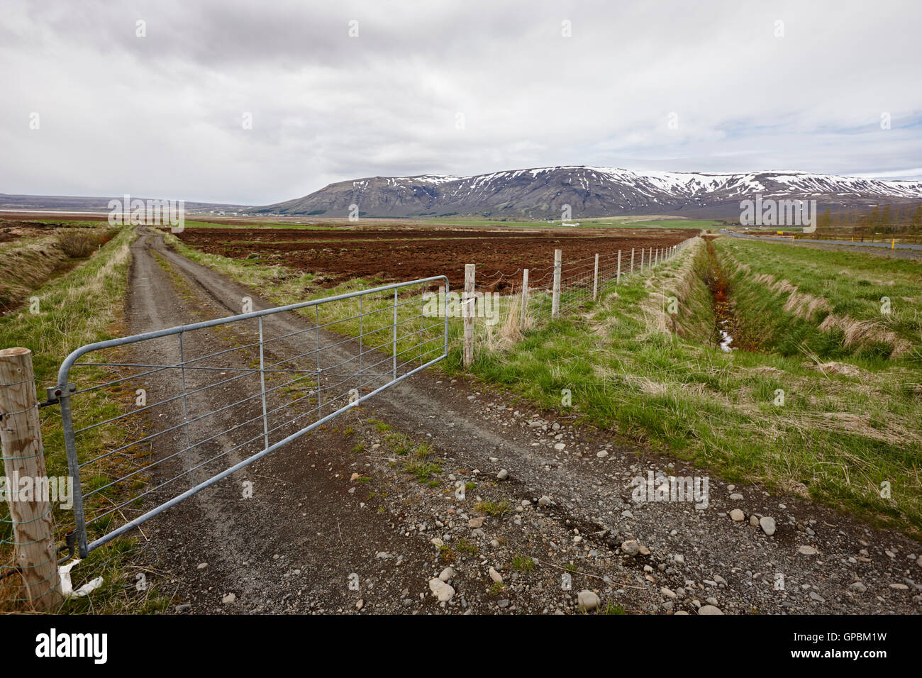 Campo Arato con canali di scolo scavato accanto a campi in Islanda Foto Stock