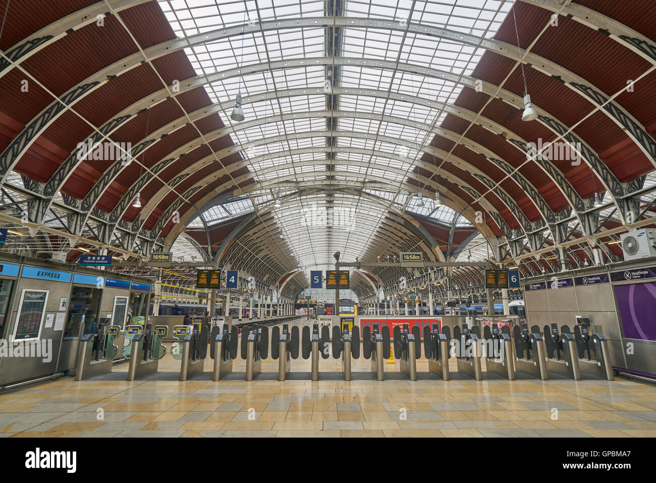 Barriere di biglietteria, la stazione di Paddington, Londra Foto Stock