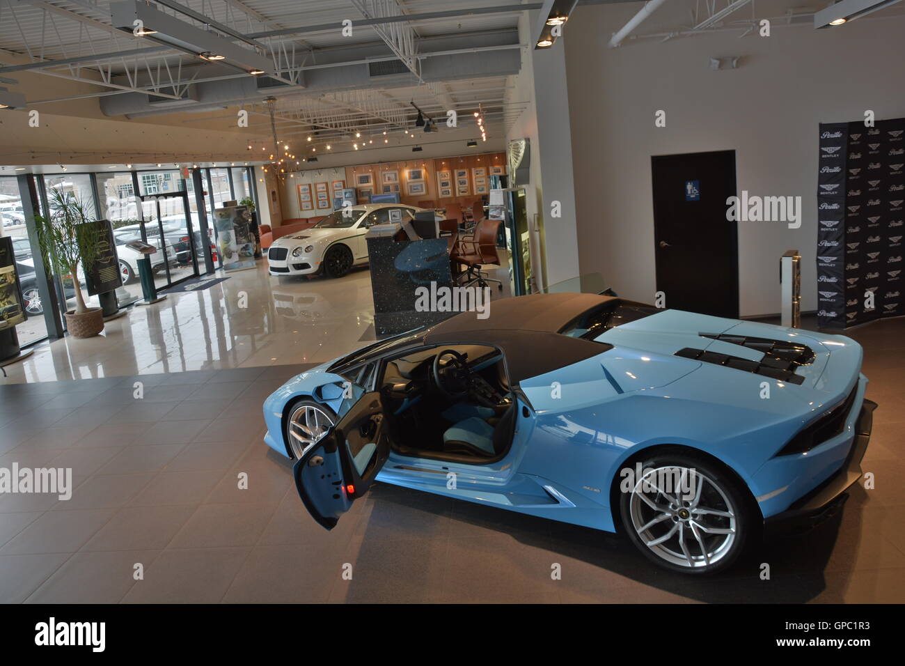 Lamborghini Huracan Spyder Baby blu nero cabrio, all'interno, di alta qualità Foto Stock