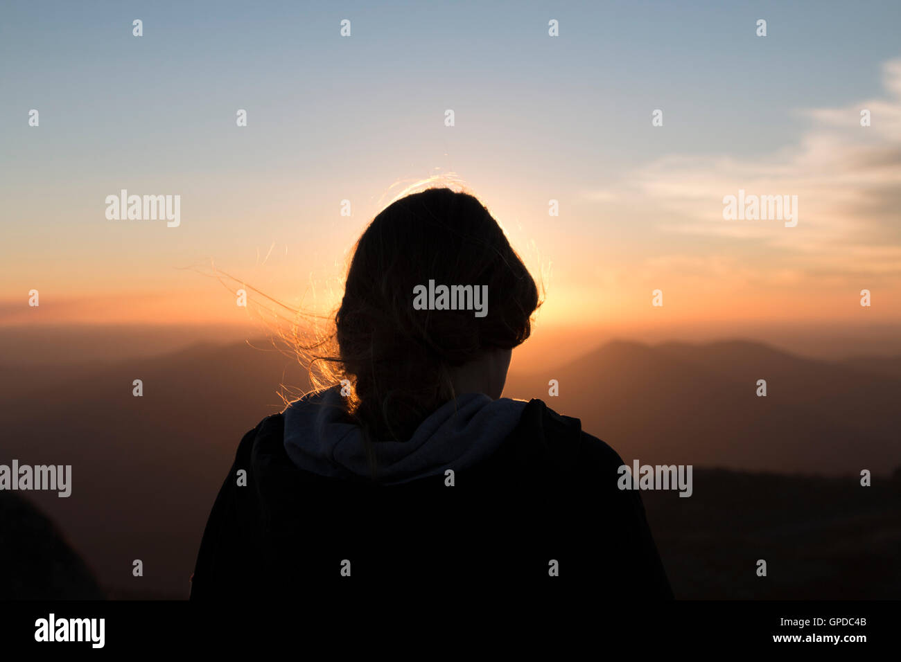 Ragazza a guardare il tramonto sulla cima del monte Buffalo Foto Stock