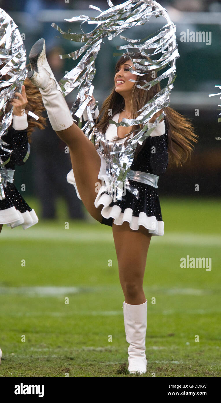 13 dicembre 2009; Oakland, CA, Stati Uniti; le cheerleader degli Oakland Raiderette si esibiscono durante l'intervallo contro i Washington Redskins all'Oakland-Alameda County Coliseum. Washington sconfisse Oakland 34-13. Foto Stock