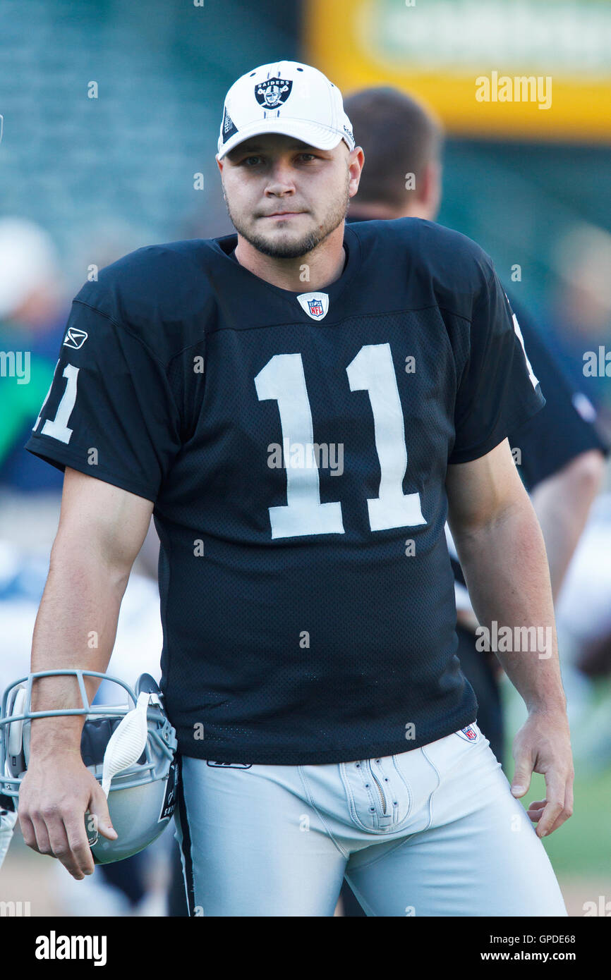 Il 2 settembre 2010; Oakland, CA, Stati Uniti d'America; Oakland Raiders luogo kicker Sebastian Janikowski (11) sugli spalti prima che la partita contro i Seattle Seahawks a Oakland-Alameda County Coliseum. Oakland sconfitto Seattle 27-24. Foto Stock