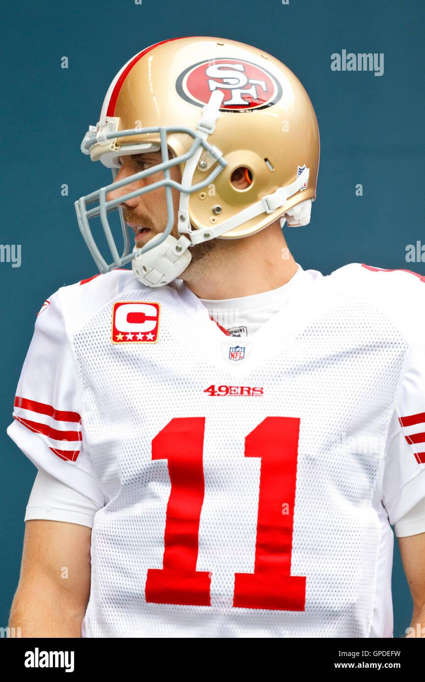 Settembre 12, 2010; Seattle, WA, Stati Uniti d'America; San Francisco 49ers quarterback Alex Smith (11) entra in campo prima della partita contro i Seattle Seahawks a Qwest Field. Foto Stock