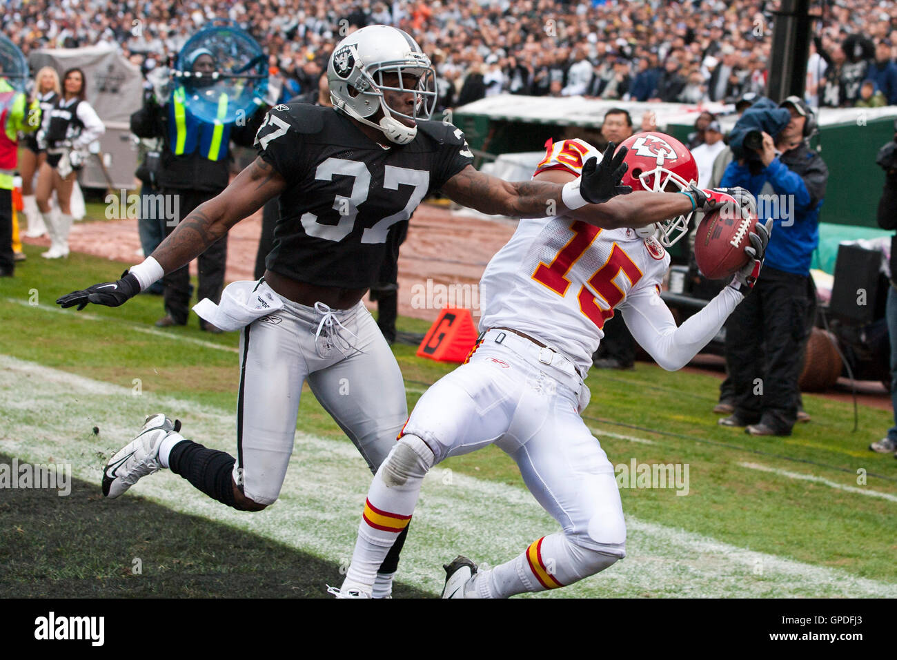 Novembre 7, 2010; Oakland, CA, Stati Uniti d'America; Kansas City Chiefs wide receiver Verran Tucker (15) rende un gancio per un touchdown pastOakland Raiders cornerback Chris Johnson (37) durante il secondo trimestre a Oakland-Alameda County Coliseum. Foto Stock