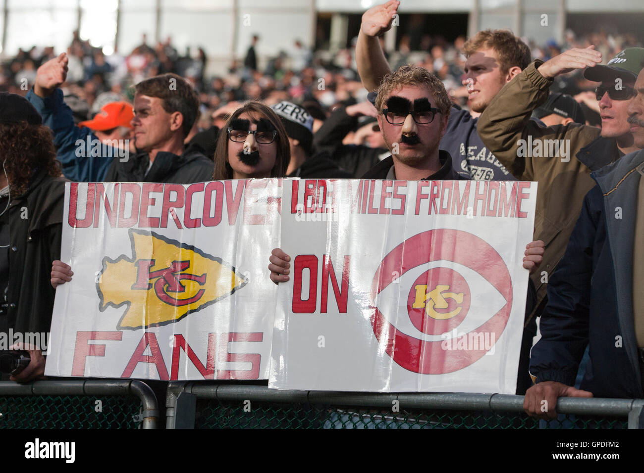 Novembre 7, 2010; Oakland, CA, Stati Uniti d'America; kansas city chiefs ventole segni di visualizzazione durante il quarto trimestre contro Oakland Raiders a Oakland-alameda county coliseum. oakland sconfitto kansas city in 23-20 ore di lavoro straordinario. Foto Stock