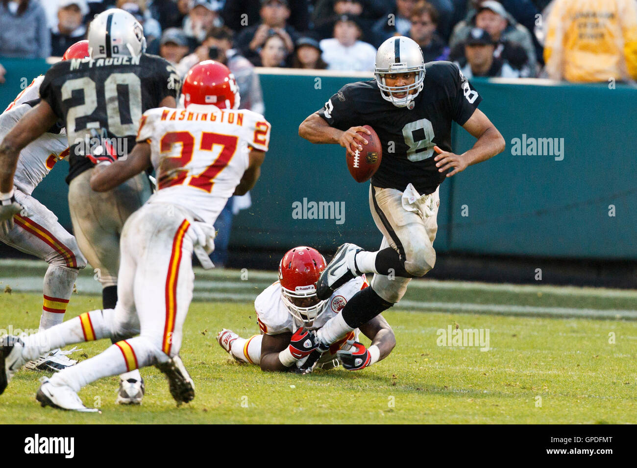 Novembre 7, 2010; Oakland, CA, Stati Uniti d'America; Oakland Raiders quarterback Jason Campbell (8) è saccheggiata da durante il quarto trimestre a Oakland-Alameda County Coliseum. Foto Stock