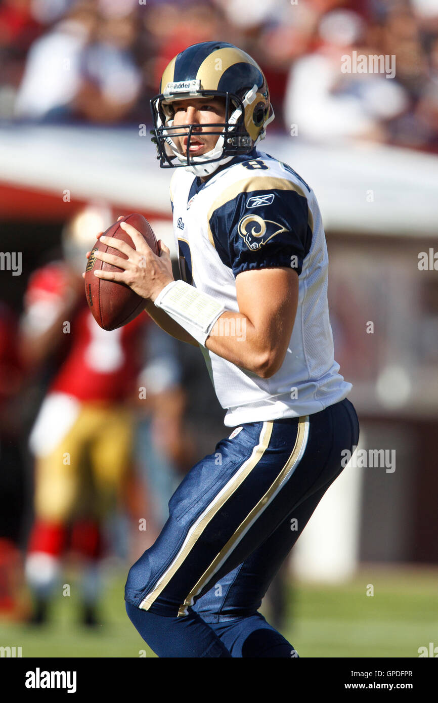 Novembre 14, 2010; San Francisco, CA, Stati Uniti d'America; San Louis Rams quarterback Sam Bradford (8) scende di nuovo a passare contro la San Francisco 49ers durante il primo trimestre a Candlestick Park. Foto Stock