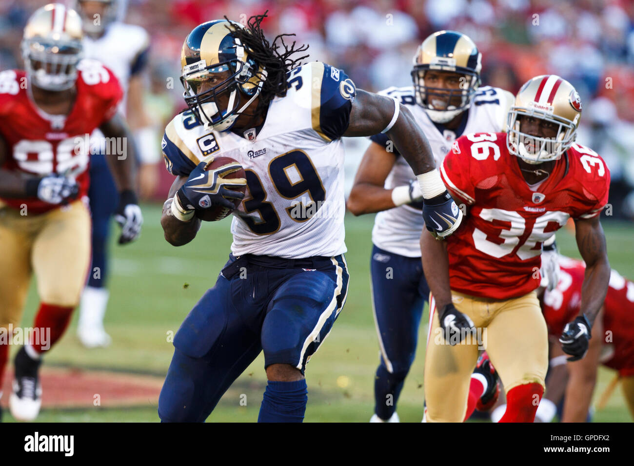 Novembre 14, 2010; San Francisco, CA, Stati Uniti d'America; San Louis Rams running back Steven Jackson (39) giunchi passato San Francisco 49ers cornerback Shawntae Spencer (36) durante il terzo trimestre al Candlestick Park. San Francisco ha sconfitto St. Louis 23-20 in ore di lavoro straordinario. Foto Stock