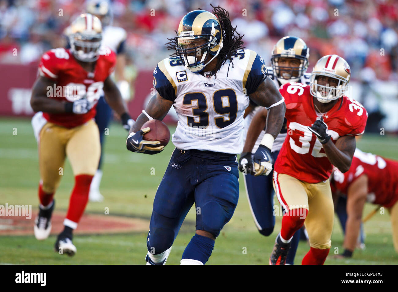 Novembre 14, 2010; San Francisco, CA, Stati Uniti d'America; San Louis Rams running back Steven Jackson (39) giunchi passato San Francisco 49ers cornerback Shawntae Spencer (36) durante il terzo trimestre al Candlestick Park. San Francisco ha sconfitto St. Louis 23-20 in ore di lavoro straordinario. Foto Stock