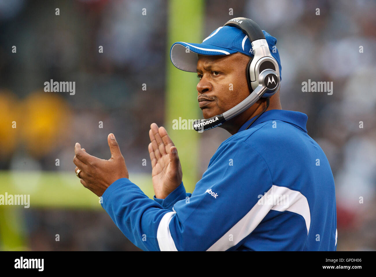 Dicembre 26, 2010; Oakland, CA, Stati Uniti d'America; Indianapolis Colts head coach jim caldwell sugli spalti contro Oakland Raiders durante il terzo trimestre a Oakland-alameda county coliseum. indianapolis sconfitto oakland da 31-26. Foto Stock